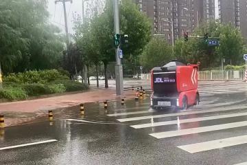 強降雨下高效履約！京東物流智能快遞車技術(shù)和運營雙升級