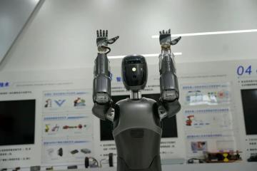 美的人形機(jī)器人樣機(jī)曝光！