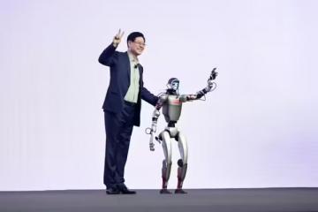 聯想首位人形機器人“硅基員工”，亮相